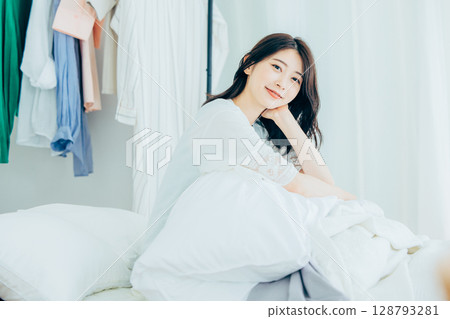 Bed Woman waking up 128793281