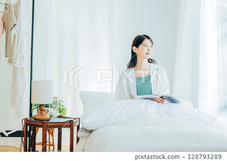 女人在床上看雜誌 128793289