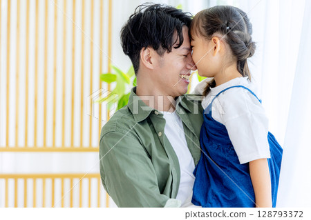 爸爸抱著一個孩子 128793372