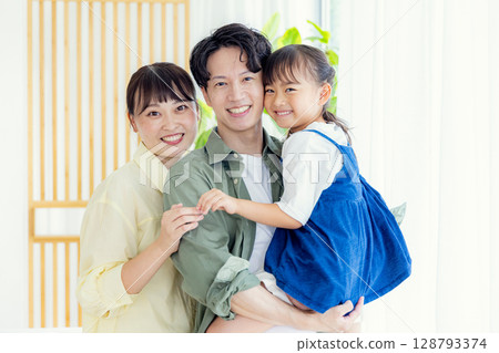 年輕的家庭形象 128793374