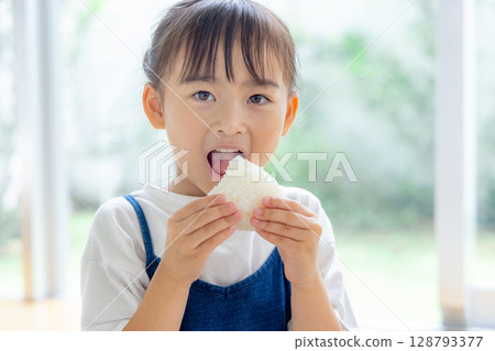 一個吃飯糰的女孩 128793377