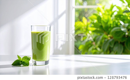AI 圖片：玻璃杯中的綠色冰沙 128793476