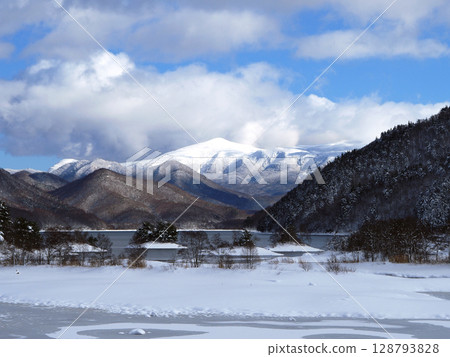 秋元湖裡磐梯的冬日。半凍的湖面上點綴著雪島,湖對岸的箕輪山白雪皚皚,在藍天的映襯下,美不勝收。 秋元湖裡磐梯的冬日。半凍的湖面上點綴著雪島,湖對岸的箕輪山白雪皚皚,在藍天的映襯下,美不勝收。 128793828