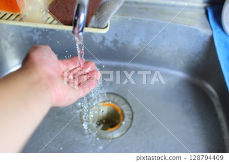 Child washing his hands in the sink Child washing his hands in the sink 128794409
