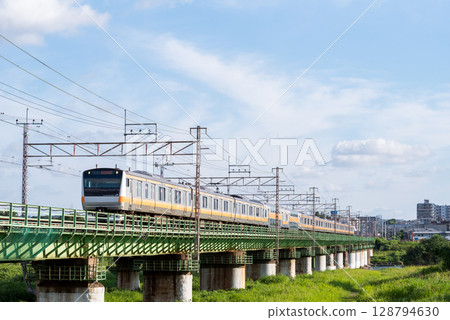 【中央線】列車經過多摩川大橋 128794630