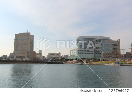 View of Minato Mirai from the opposite bank View of Minato Mirai from the opposite bank 128796017