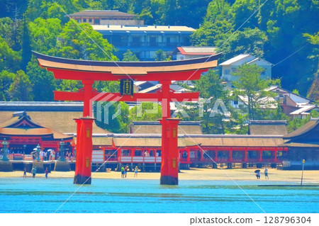 View of the great torii gate of Miyajima, one of Japan's three most scenic spots, from the ferry 128796304
