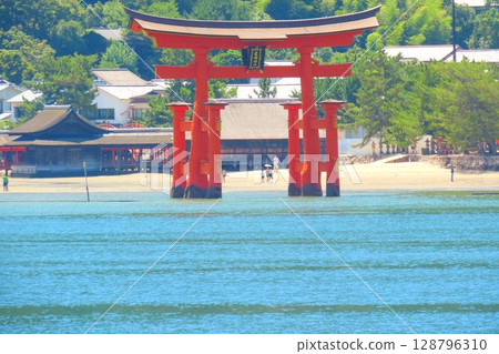 從渡輪上眺望日本三景之一宮島的大鳥居 128796310