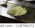 在鐵板上烤的炒麵 128796372