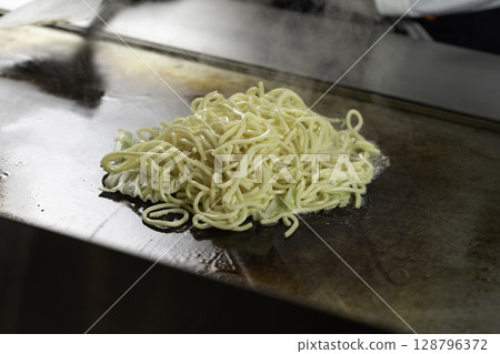 Yakisoba baked on an iron plate Yakisoba baked on an iron plate 128796372