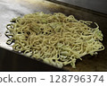 在炒麵上撒上鰹魚碎 128796374