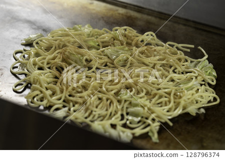 在炒麵上撒上鰹魚碎 128796374
