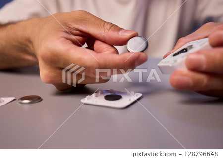 Proper Handling of Batteries for Various Electronic Devices to Ensure Safety and Durability 128796648