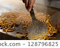 製作炒麵 128796825