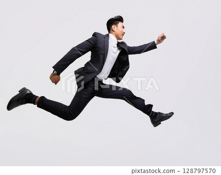一位穿著西裝的商人跑著跳著 128797570