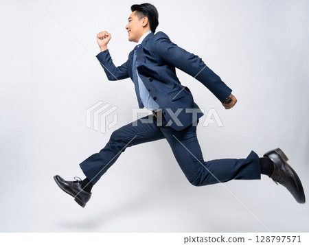 一位穿著西裝的商人跑著跳著 128797571