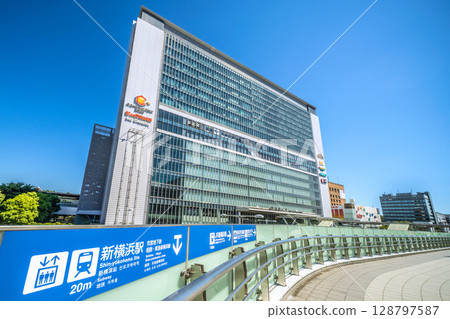 7月21日,日本橫濱的街景。旅遊需求正在恢復中……(熙熙攘攘的)新橫濱站等地隨處可見。邁向新時代… 7月21日,日本橫濱的街景。旅遊需求正在恢復中……(熙熙攘攘的)新橫濱站等地隨處可見。邁向新時代… 128797587