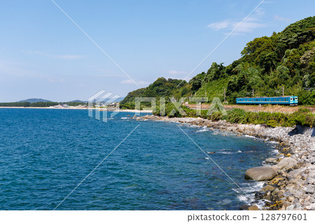 JR 103 系列列車採用 JNR 顏色，沿著沿海築肥線行駛 128797601