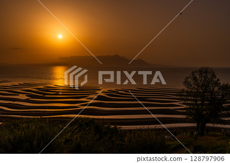 <Kumamoto Prefecture> Okoshiki Beach, dusk at low tide 128797906