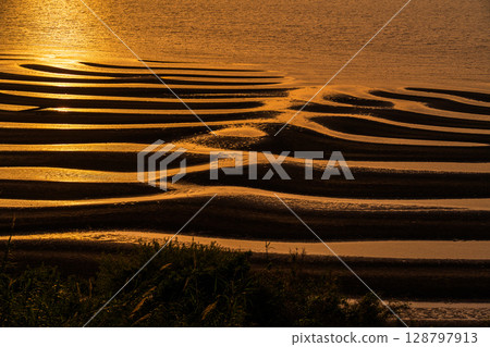 <熊本縣>大敷海灘、退潮時的日落 <熊本縣>大敷海灘、退潮時的日落 128797913