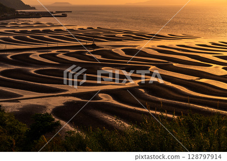 <Kumamoto Prefecture> Okoshiki Beach, dusk at low tide <Kumamoto Prefecture> Okoshiki Beach, dusk at low tide 128797914