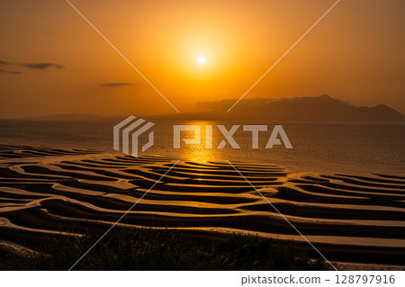 <熊本縣>大敷海灘、退潮時的日落 <熊本縣>大敷海灘、退潮時的日落 128797916