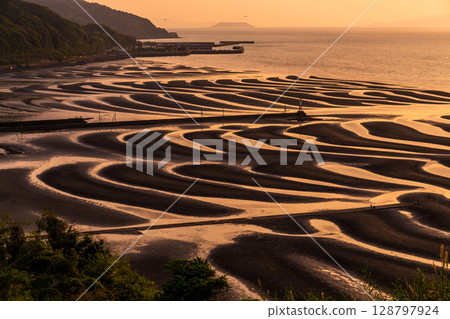 <Kumamoto Prefecture> Okoshiki Beach, dusk at low tide <Kumamoto Prefecture> Okoshiki Beach, dusk at low tide 128797924