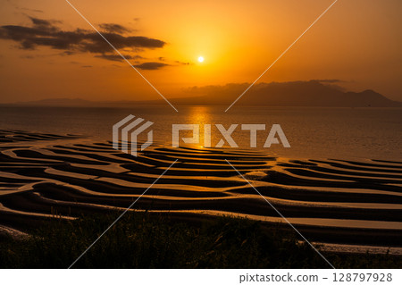 <Kumamoto Prefecture> Okoshiki Beach, dusk at low tide 128797928