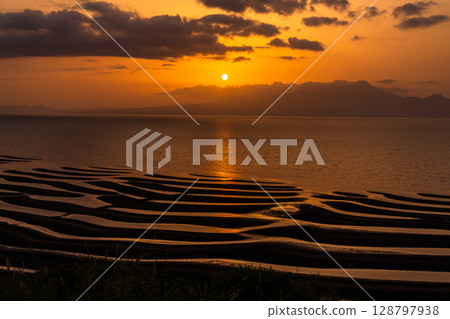 <熊本縣>大敷海灘、退潮時的日落 128797938