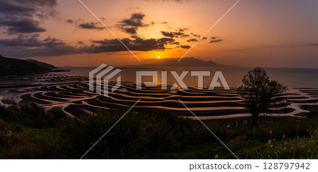 <Kumamoto Prefecture> Okoshiki Beach, dusk at low tide 128797942