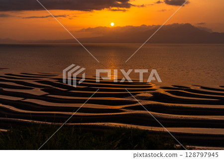 <熊本縣>大敷海灘、退潮時的日落 128797945