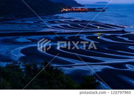<Kumamoto Prefecture> Okoshiki Beach, dusk at low tide <Kumamoto Prefecture> Okoshiki Beach, dusk at low tide 128797960
