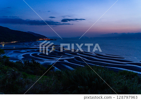 <Kumamoto Prefecture> Okoshiki Beach, dusk at low tide <Kumamoto Prefecture> Okoshiki Beach, dusk at low tide 128797963