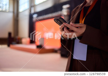 Using a Handheld Light Source and Smartphone Effectively in a Dimly Lit Environment 128798539