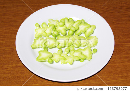 西蘭花莖切成小塊（木紋背景） 128798977