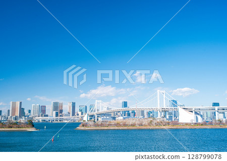cityscape of Tokyo skyline with Tokyo tower and rainbow bridge at daytime in Japan cityscape of Tokyo skyline with Tokyo tower and rainbow bridge at daytime in Japan 128799078
