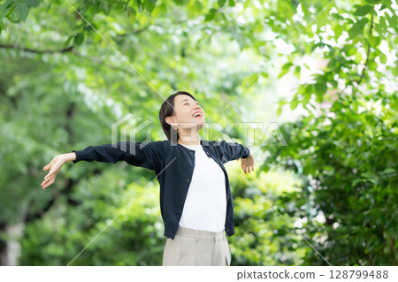 Women, Fresh green, Green, Stretching 128799488