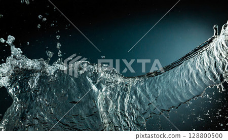 黑色背景下水花飛濺的瞬間 / 營造透明感與動感的酷炫效果素材 128800500