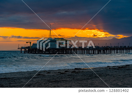 美國洛杉磯城市景觀與日落聖塔莫尼卡 美國洛杉磯城市景觀與日落聖塔莫尼卡 128801402