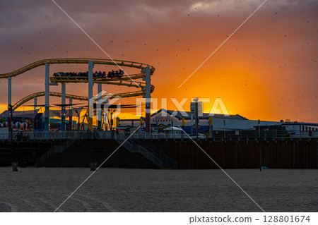 美國洛杉磯城市景觀與日落聖塔莫尼卡 美國洛杉磯城市景觀與日落聖塔莫尼卡 128801674