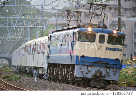 東海道本線真鶴JR貨運EF65-2121+東京都交通局12-600系列12-651列車A級 128801727