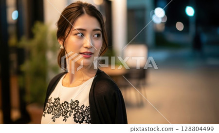 一位美麗的女人，長髮飄逸，側臉優雅，轉身 128804499