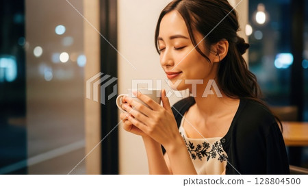 一位美麗優雅的日本女性在夜晚的咖啡館享受香氣 128804500