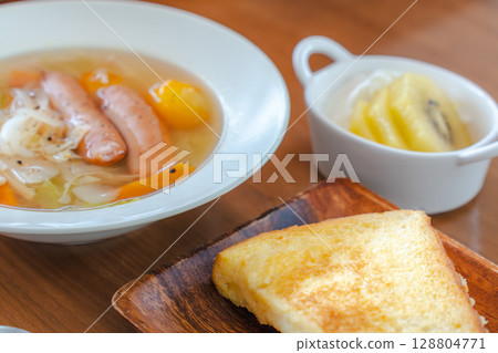 法式吐司、香腸湯、優格和水果早餐 128804771