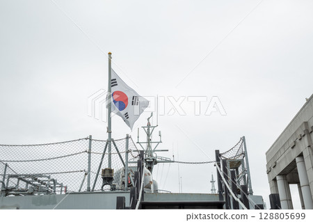 [韓國] 首爾日本戰爭紀念館前展出的軍艦甲板上懸掛著韓國國旗 128805699