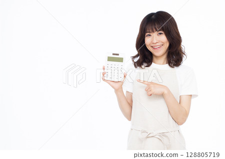 Housewife pointing at calculator 128805719