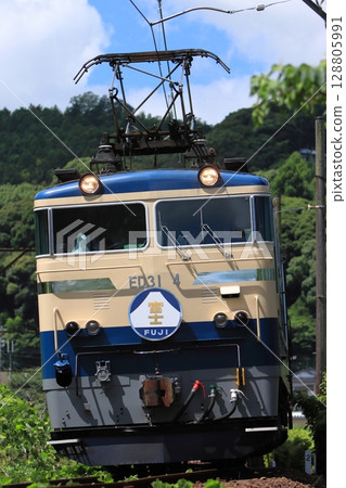 藍色特快列車，由大井川鐵道的 E31 型機車牽引，恢復了 EF65 型塗裝，拍攝於 2025 年 7 月 20 日 128805991