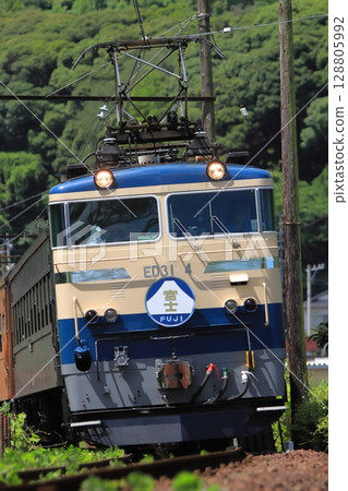 藍色特快列車，由大井川鐵道的 E31 型機車牽引，恢復了 EF65 型塗裝，拍攝於 2025 年 7 月 20 日 128805992