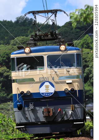 Blue Train Express, hauled by Oigawa Railway's E31-type locomotive, restored to the EF65-style paintwork, photographed on July 20, 2025 128805994