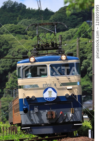 藍色特快列車，由大井川鐵道的 E31 型機車牽引，恢復了 EF65 型塗裝，拍攝於 2025 年 7 月 20 日 128805995